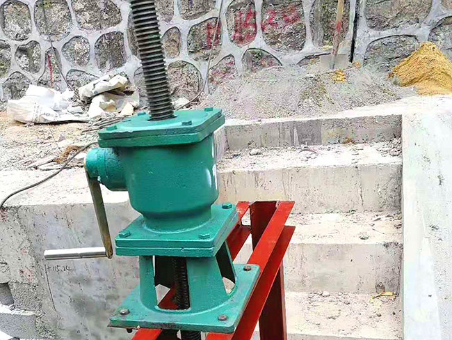 侧摇螺杆启闭机
